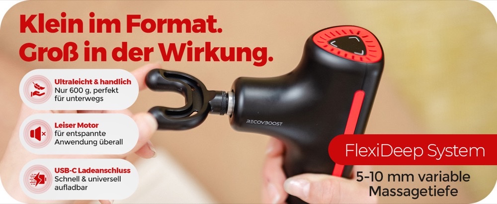 Die RecovBoost MINI mit aufgesetztem Gabelkopf in einer Hand. Bildtext: „Klein im Format. Groß in der Wirkung.“ Merkmale: ultraleicht und handlich mit nur 480 g, leiser Motor für entspannte Anwendung überall, USB-C Ladeanschluss zum schnellen und universellen Aufladen. Kennzeichnung: FlexiDeep System, 5–10 mm variable Massagetiefe.