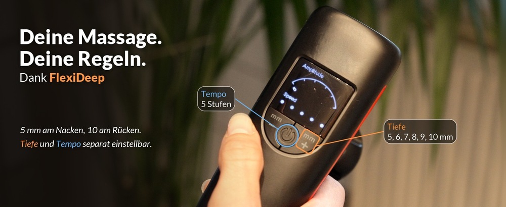 Die RecovBoost MINI in der Hand, Blick auf das Display. Bildtext: „Deine Massage. Deine Regeln. Dank FlexiDeep.“ Hinweise: Tiefe 5, 6, 7, 8, 9, 10 mm, Tempo 5 Stufen. „5 mm am Nacken, 10 am Rücken. Tiefe und Tempo separat einstellbar.“